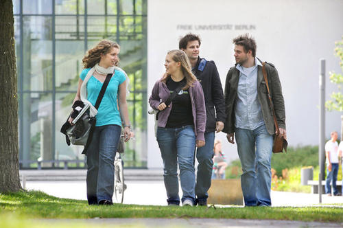 Studierende vor dem Henry-Ford-Bau der Freien Universität