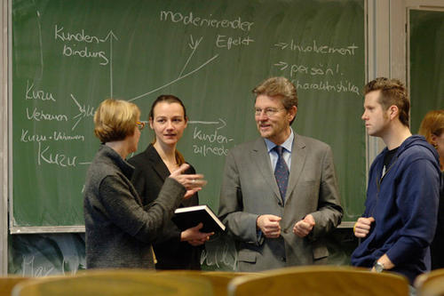 Diskussion nach der Vorlesung am Fachbereich Wirtschaftswissenschaft