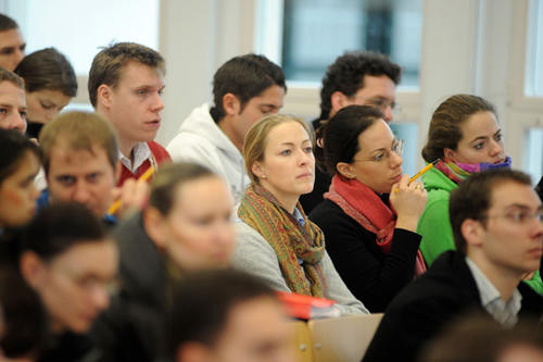 Schüler und Schülerinnen können schon mal im Hörsaal probesitzen