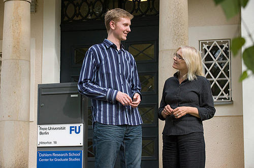 Doktorand Matthew Stephen aus Neuseeland im Gespräch mit Anda Šilde, Leiterin des Welcome Center der DRS
