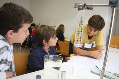 Im Rahmen der KinderUni experimentieren Kinder der Hansa-Grundschule zum Thema Auftrieb von Körpern in Flüssigkeit. Im PhysLab legen sie verschiedene Gegenstände in Salzwasser, Süßwasser und Spiritus.