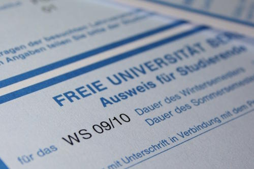 Den Studierendenausweis sollte jeder Student in der Tasche haben.
