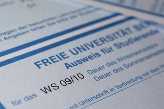 Den Studierendenausweis sollte jeder Student in der Tasche haben.