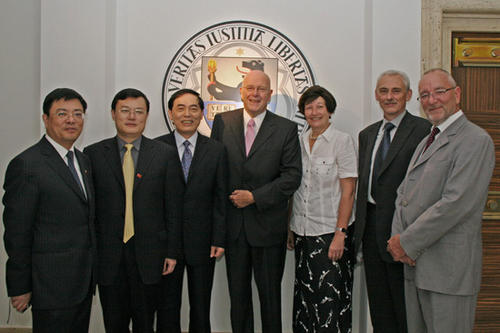v.l.n.r.: Prof. Zhang Liwei, Prof. Zhang Rong und Prof. Dr. Chen Jun von der Nanjing University sowie Prof. Dieter Lenzen, Dr. Dorothea Rüland, Prof Bernd Wünnemann und Gottfried Gügold von der Freien Universität Berlin