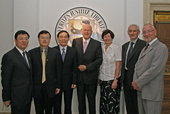 v.l.n.r.: Prof. Zhang Liwei, Prof. Zhang Rong und Prof. Dr. Chen Jun von der Nanjing University sowie Prof. Dieter Lenzen, Dr. Dorothea Rüland, Prof Bernd Wünnemann und Gottfried Gügold von der Freien Universität Berlin