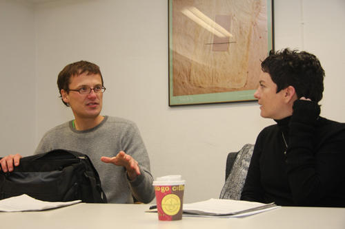 Diskutieren über das Hörspiel „Der Kampf der Herero“: Stipendiaten des „Berlin Program for Advanced German and European Studies“