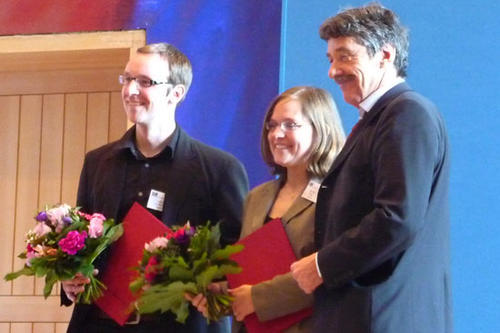 v.l.: Die Preisträger Lukas Lammers und Kareen Klein; Andreas Höfele, Präsident der Deutschen Shakespeare-Gesellschaft e.V.