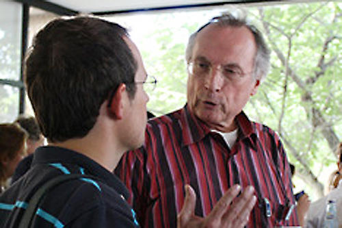 Professor Manfred Nitsch von der Freien Universität Berlin steht Studierenden Rede und Antwort über die Wirkungsweise von Mikrofinanzinstitutionen