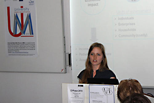 Katja Kirchstein, wissenschaftliche Koordinatorin von „University Meets Microfinance“ an der Freien Universität Berlin, erklärt die mögliche Wirkung von Mikrofinanzdienstleistungen.
