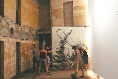 Studierende vom Kunsthistorischen Insitut beim Aufbau der Ausstellung "now open for off season" im Fichtebunker