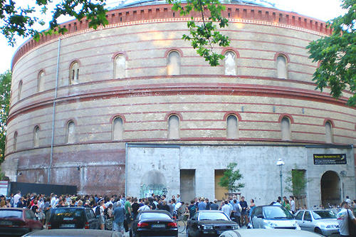 Besucherandrang vor dem Fichtebunker in Kreuzberg