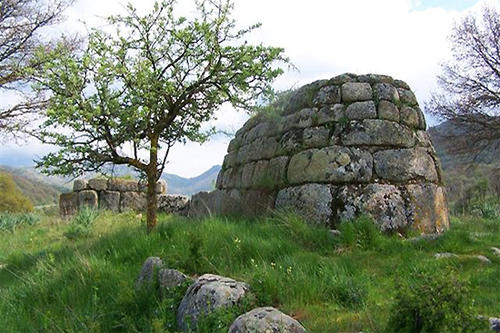 Ein prähistorischer Turmbau (Nuraghe) auf Sardinien.
