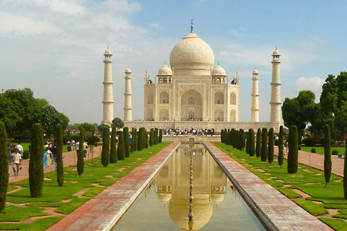 Das Taj Mahal, 1983 in die Liste des UNESCO-Weltkulturerbes aufgenommen, gilt als eines der schönsten und bedeutendsten Beispiele des Mogulstils in der islamischen Kunst.