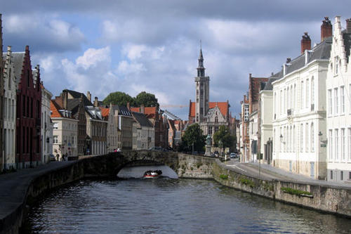 Blick vom Kanal (Spiegelrei) auf die alte Poortersloge