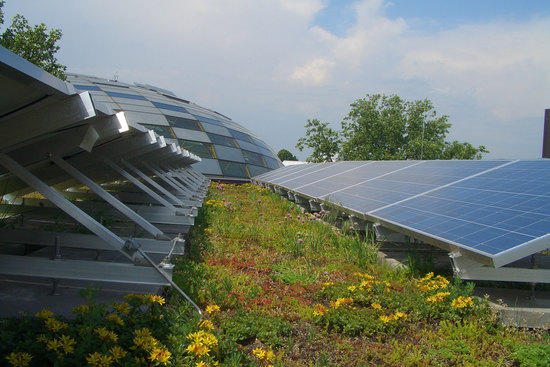 Die Photovoltaikanlage auf dem Dach des Gebäudekomplexes für die Geisteswissenschaften zählt zu den größten Solaranlagen in Berlin