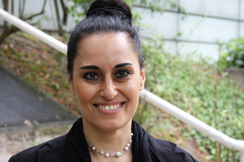 Mengü Özhan, die selbst viele Jahre als Lehrerin gearbeitet hat, koordiniert das Netzwerk für Lehrkräfte mit Migrationshintergrund