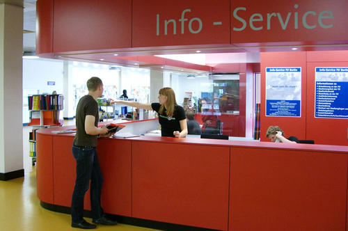Die Mitarbeiterinnen und Mitarbeiter des Info-Service beraten bei allen Fragen rund um ein Studium an der Freien Universität.