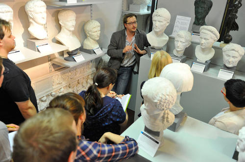 Einblick in die museale Arbeitswelt: Seminar in der Absguss-Sammlung Antiker Plastik.