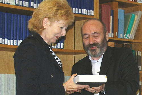 Sylvia Ehrlich nimmt die Bibliografie des der Freien Universität Berlin vermachten Nachlasses ihres Mannes von Professor Rainer Kampling entgegen