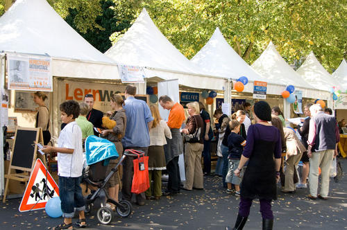 Ein Samstag für das Wissen: Auf der Zehlendorfer Bildungsmeile präsentieren Berliner Bildungseinrichtungen ihre Angebote.