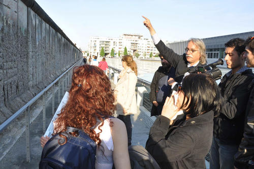 Grenzerfahrungen an der ehemaligen Berliner Mauer: Prof. Dr. K. Siebenhaar mit Studierenden der Freien Universität und der Bahçeşehir Universität Istanbul während der Aufnahmen für einen Dokumentarfilm.