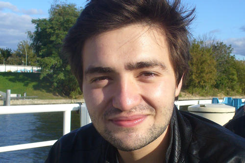 Mert, Politikstudent aus der Türkei, möchte seine Deutschkenntnisse verbessern. Bis er das erreicht hat, freut er sich darüber, Kurse auf Englisch belegen zu können.