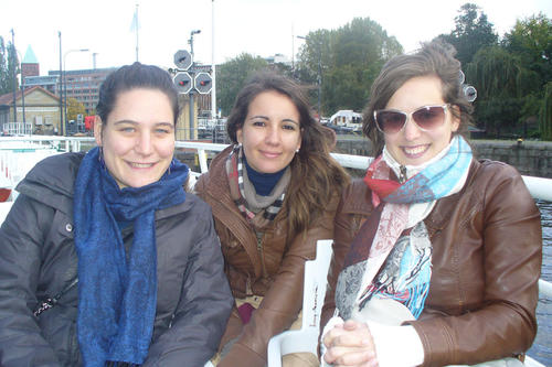 Alice aus Australien, Artemis aus Griechenland und Lyne aus Kanada haben sich während der Orientierungstage an der Freien Universität Berlin kennengelernt.