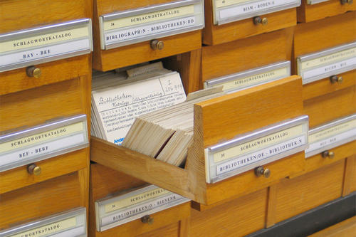 Durch digitale Kataloge und elektronische Ressourcen verdrängt: der klassische Zettelkatalog.