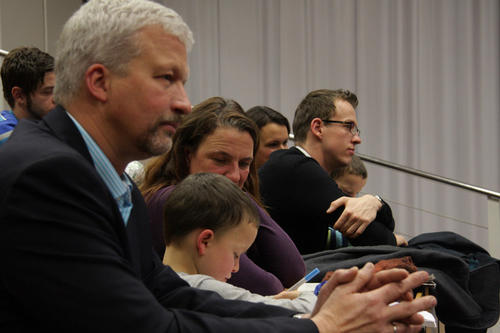 Familie und Freunde nahmen an der Absolventenfeier am Zentrum für Lehrerbildung teil.
