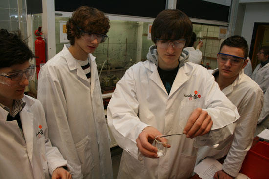 Beim Mitmach-und Experimentierlabor „NatLab“ lernen Schüler  Lehre und Forschung an der Universität kennen.