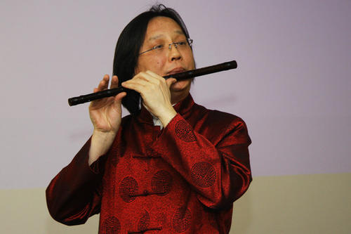 Qui Shi Yu trug auf der Bambusflöte traditionelle chinesische Musik vor