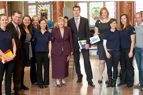 Monika Helbig (6.v.l.) und Matthias Petschke (7.v.l.) bedankten sich  beim Berliner Team von Europa macht Schule unter der Leitung von Anica Schlomm (5.v.l.) für ihr Engagement