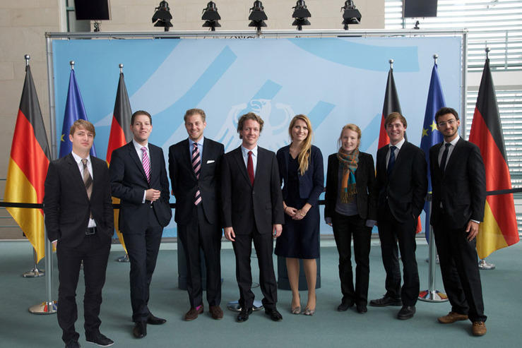 Eine Delegation deutscher Studierender, die sich bei den G8-&-G20-Youth-Summits für die Belange der jüngeren Generationen einsetzt, stellte sich im Bundeskanzleramt vor.