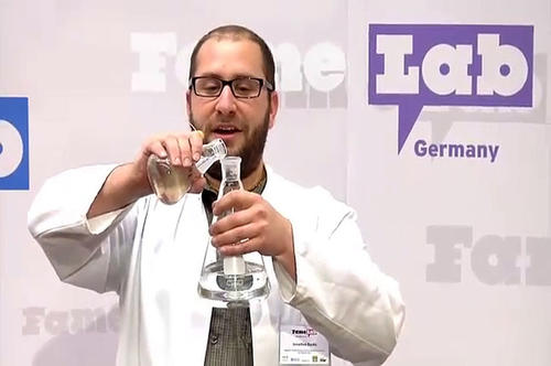 Beim Famelab-Wettbewerb geht es darum, Wissenschaft in drei Minuten anschaulich auf der Bühne zu präsentieren.