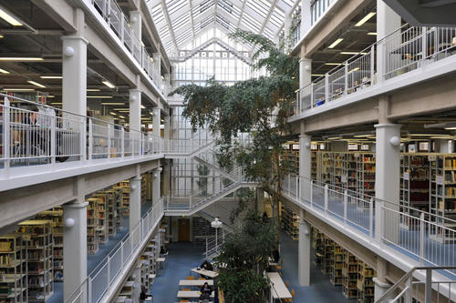 Blick in das Atrium vor der Sanierung: Der für die Bibliothek typische Brunnen und das Pflanzbecken werden neu gestaltet, bleiben aber das Zentrum der Bereichsbibliothek.