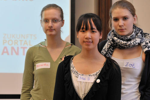 Die Schülerinnen des Gymnasiums Steglitz Franziska, Mai Vi und Zoë lernten am 24. Januar neben ihrem Projekt "Palastbau in der Antike" die wissenschaftlichen Workshops der anderen Schulen genauer kennen.