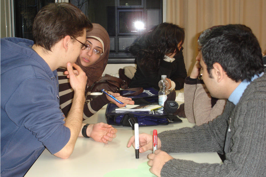 Die äygptischen Studierendenvertreter bei der Gruppenarbeit mit ihren Kollegen von der Freien Universität