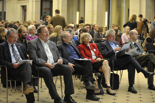 Der Präsident der BBAW Günter Stock (1.v.l.), der TOPOI-Sprecher an der HU Berlin Gerd Graßhoff (2.v.l.) und Tom Stryck (3.v.l.), Vertreter der Senatsverwaltung für Bildung, Jugend und Wissenschaft, zeigten sich erfreut über den Erfolg des Projektes.