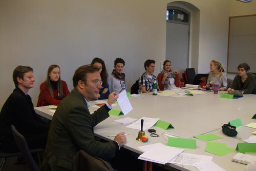 Dem Kongress vorangegangen waren eineinhalb Monate intensiver Vorbereitungen, z. B. im Praxis-Workshop „Vortragsvorbereitung“ unter Leitung der Archäologin Nadine Riedl (1.v.l.) sowie Philosophieprofessor Tim Wagner (3.v.l.).