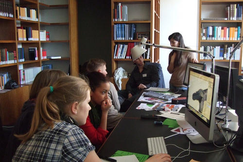 Im Praxis-Workshop „Grafikdesign“ lernten die Schüler, wie wichtig die visuelle Aufarbeitung wissenschaftlicher Inhalte ist. Sie konnten das Gelernte vor Ort gleich praktisch umsetzen und gestalteten Poster und Flyer für den Kongress.