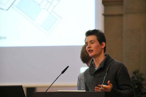 Nicolas Riemann vom Gymnasium Steglitz veranschaulicht anhand von Kartenmaterial und Messungsauswertungen die Methoden, mittels derer die Veränderungen des Kaiserpalastes auf dem römischen Hügel Palatin nachvollzogen werden können.
