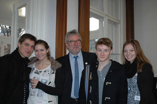 Die Bedeutung der Antike für die heutige Gesellschaft ist Nicola Wündsch vom Hans-Carossa-Gymnasium (2.v.l., hier mit Klassenkameraden und Reinhold Reitschuster von der Senatsverwaltung für Bildung)  im Laufe des Projekts klar geworden.