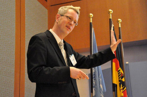 Professor Günter M. Ziegler wies in seinem Vortrag im New Yorker Büro der Deutschen Forschungsgemeinschaft (DFG) auf die Schnittmengen zwischen Mathematik und Kunst hin.