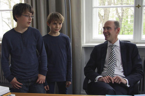 Die Sechstklässler Raphael und Janek sahen sich im Center für Digitale Systeme und im Präsidium der Freien Universität um und durften auch einen Blick auf den Schreibtisch des Präsidenten, Professor Peter-André Alt, werfen.