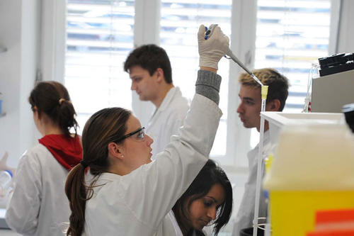Auf dem <i>Life Science Day 2012</i> können Studierende der Biotechnologie, Medizintechnik, Pharmazie und Gesundheitswirtschaft Kontakte zu Unternehmen aus den sogenannten Life Sciences knüpfen.