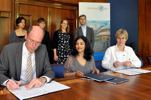 Vertragsunterzeichnung: (v.l.n.r.) Prof. Dr. Peter-André Alt, Dr. Chandani Lokuge von der Monash University und Dekanin Prof. Dr. Doris Kolesch von der Freien Universität Berlin.