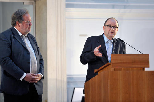 Partner für die Antike: Die Topoi-Sprecher Prof. Dr. Gerd Graßhoff von der Humboldt-Universität (l.) und Prof. Dr. Michael Meyer von der Freien Universität (am Pult).