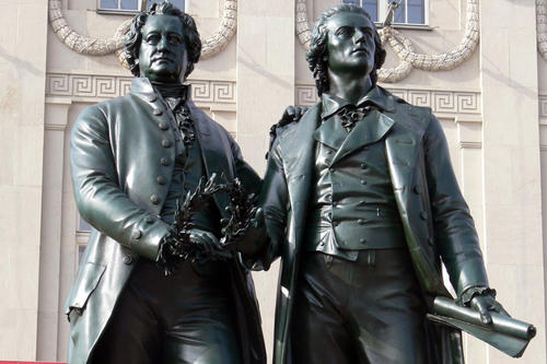 Goethe und Schiller in Weimar: Über Berufsperspektiven mussten die beiden Dichter vermutlich weniger nachdenken als die derzeit bundesweit rund 80.000 Germanistik-Studierenden, die sich mit Goethes und Schillers Werken beschäftigen.