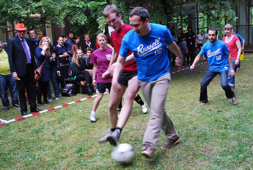 Philologen am Ball: Ein sommerlicher Fußball-Cup beendete den Institutstag.