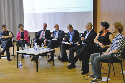 Die Tagesspiegel-Redakteurin Anja Kühne (4. von rechts) moderierte die Podiumsdiskussion „Neu! Gebraucht?“ zu (Berufs-)Perspektiven der deutschen und niederländischen Philologie.